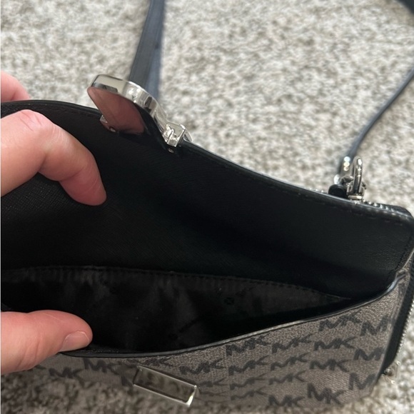 Michael Kors crossbody/shoulder bag!
🔥NWOT🔥$50 - Picture 4 of 11